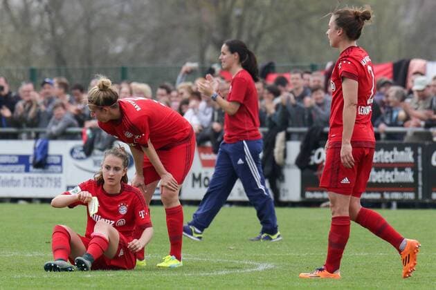 v.li.: Sara Ilonka Däbritz (Sara Daebritz, FCB, 33), Caroline Abbe (FCB, 5), Gina Lewandowski (FCB, 2), enttäuscht schauend, Enttäuschung, Frustration, disappointed, pessimistisch nach Pokalaus, Fussball, DFB-Pokal der Frauen, SC Sand - FC Bayern München, xozx
