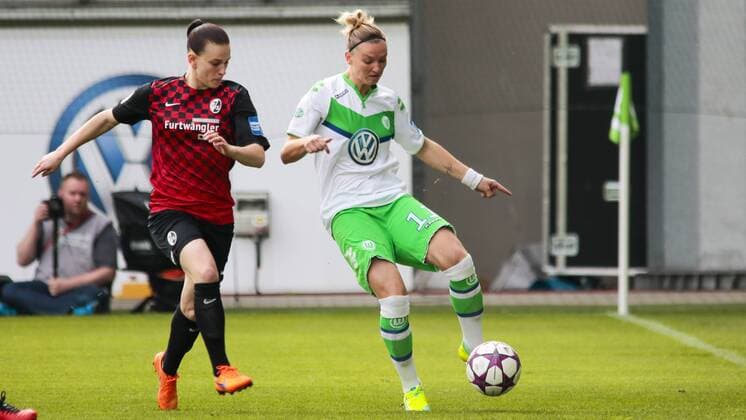 Fußball, DFB-Pokal Frauen, VfL Wolfsburg - SC Freiburg; v.l. Jobina Verena Lahr (Freiburg, 19) gegen Alexandra Popp (Alex Popp, Wolfsburg, 11) Zweikampf, Duell, duell, tackle, Tackling, Aktion, action. xtgx