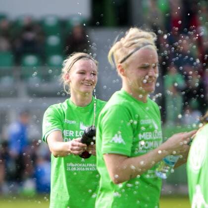 Fußball, DFB-Pokal Frauen, VfL Wolfsburg - SC Freiburg; Alexandra Popp (Alex Popp, Wolfsburg, 11) und Nilla Fischer (Wolfsburg; Kapitänin, captain, 4) VfL Wolfsburg bedankt sich bei Fans, Dank, bedanken, feiern Jubel nach dem Abpfiff, Jubel nach Spielende, Freude, Emotion. xtgx