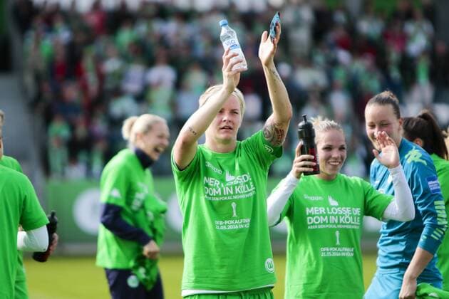 Fußball, DFB-Pokal Frauen, VfL Wolfsburg - SC Freiburg; Nilla Fischer (Wolfsburg; Kapitänin, captain, 4) VfL Wolfsburg bedankt sich bei Fans, Dank, bedanken, feiern Jubel nach dem Abpfiff, Jubel nach Spielende, Freude, Emotion. xtgx