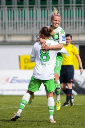 Bilder des Tages - Sport Fußball, DFB-Pokal Frauen, VfL Wolfsburg - SC Freiburg; Babett Peter (Wolfsburugn, 8) d Julia Simic (Wolfsburg, 31) Jubel, Torjubel, Freude, Emotion, Torerfolg, Aktion, action, goal, goal celebration, celebrates. xtgx