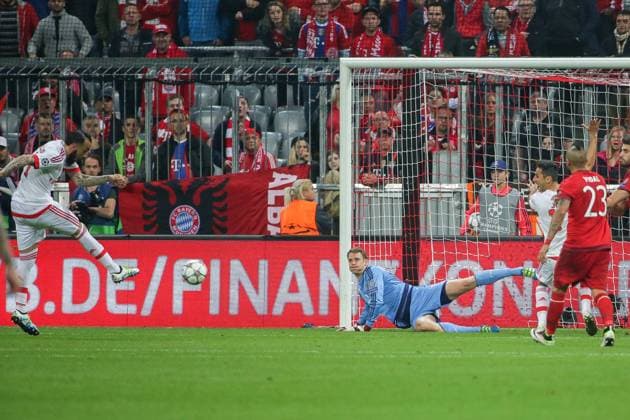 Dienstag 05.04.2016, CL, UEFA Champions League, Saison 2015 2016, Viertelfinale, Hinspiel in Muenchen, FC Bayern Muenchen - Benfica Lissabon, Konstantinos Mitroglou ( 11, Lissabon) li. scheitert an Torhueter Manuel Neuer ( 1, Bayern Muenchen). Rechts Arturo Vidal ( 23, Bayern Muenchen) DeFodi501