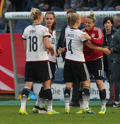 Osnabrueck Jubel nach dem Abpfiff bei Isabell Kerchowski ( 17, Deutschland), Svenja Huth ( 19, Deutschland), Alexandra Popp ( 18, Deutschland), Leonie Maier ( 4, Deutschland) und Anja Mittag ( 11, Deutschland), Deutschland vs. Kroatien, Frauenfussball, Laenderspiel, 12.04.2016, Copyright: Deutzmannx xEibner-Pressefoto EP_cdn