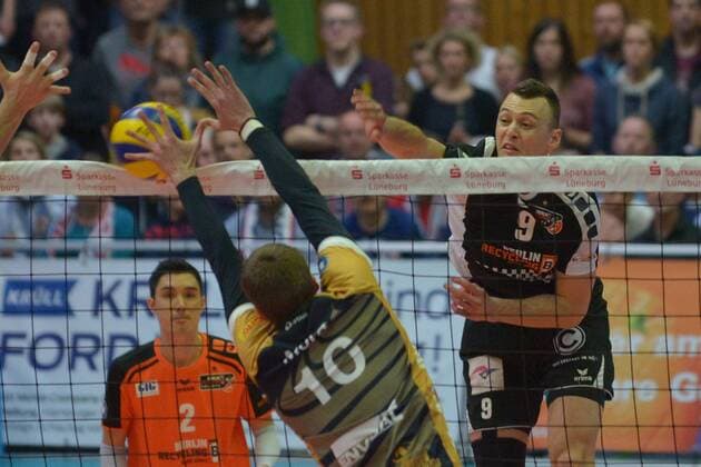 GER,VBL, Playoffrunde, Halbfinale, Spiel 2, SVG Lueneburg vs Berlin Receycling Volleys 16.04.2016, Gellersenhalle, Lueneburg, GER, VBL, Playoffrunde, Halbfinale, Spiel 2, SVG Lueneburg vs Berlin Receycling Volleys im Bild Steven Marshall (Lueneburg 10) versuscht sich gegen Paul Lotman (Berlin 09) durchzusetzen nordphotoxWitke