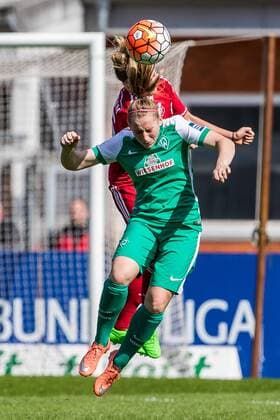 v.li.: Laura Vetterlein (SC Sand, 26) und Cindy König (Konig, Koenig, SV Werder Bremen, 11) im Kopfballduell, header duel, Kopfball, Fussball, Allianz Frauen-Bundesliga, SV Werder Bremen - SC Sand, xdgx