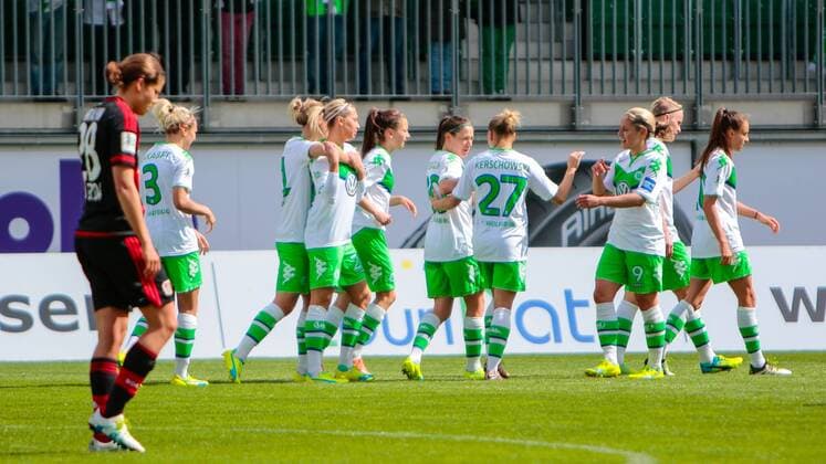 Fußball, Allianz Frauen Bundesliga, VfL Wolfsburg - Bayer 04 Leverkusen; 1:0 Alexandra Popp (Alex Popp, Wolfsburg, 11) Jubel, Torjubel, Freude, Emotion, Torerfolg, Aktion, action, goal, goal celebration, celebrates, Lverkusen enttäuscht, frustriert, niedergeschlagen Enttäuschung, Frust, disappointed. xtgx