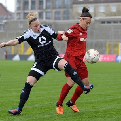 v.li.: Marith Prießen (Priessen, Frankfurt, 13) Veronica Boquete Giadans (FC Bayern München , 4) im Zweikampf, Duell, duel, tackle, Dynamik, Action, Aktion , Fussball, Allianz Frauen-Bundesliga, FC Bayern München - 1. FFC Frankfurt, xslx