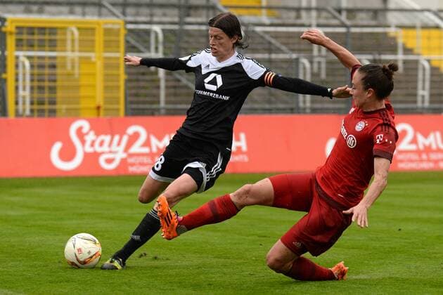 v.li.: Kerstin Garefrekes (Frankfurt, 18) Gina Lewandowski (FC Bayern München, FCB, 2) im Zweikampf, Duell, duel, tackle, Dynamik, Action, Aktion, Fussball, Allianz Frauen-Bundesliga, FC Bayern München - 1. FFC Frankfurt, xslx