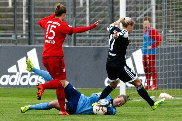 DEU, FFB, Allianz-Bundesliga, FC Bayern Muenchen vs. FFC Frankfurt 17.04.2016, Gruenwalder Stadion, Muenchen, DEU, FFB, Allianz-Bundesliga, FC Bayern Muenchen vs. FFC Frankfurt, im Bild retten Nora Holstad (FC Bayern Muenchen, 15) und Tinja-Riikka Korpela (FC Bayern Muenchen, 32) gegen die Ex-Muenchnerin Mandy Islacker (FFC Frankfurt, 17) nphxRMG
