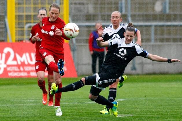 DEU, FFB, Allianz-Bundesliga, FC Bayern Muenchen vs. FFC Frankfurt 17.04.2016, Gruenwalder Stadion, Muenchen, DEU, FFB, Allianz-Bundesliga, FC Bayern Muenchen vs. FFC Frankfurt, im Bild Melanie Behringer (FC Bayern Muenchen, 7) und Simone Laudehr (FFC Frankfurt, 11) nphxRMG