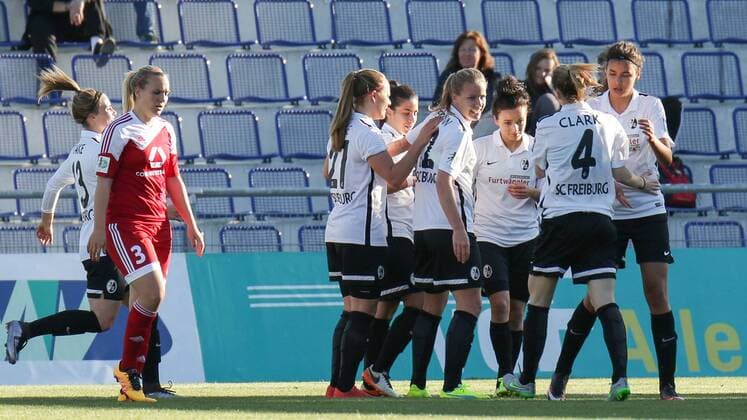 Spielerinnen des SC Freiburg jubeln über das 0:1, Jubel, Torjubel, Torerfolg, celebrate the goal, goal, celebration, Jubel ueber das Tor, optimistisch, Action, Aktion, Fussball, Allianz Frauen-Bundesliga, 1. FFC Frankfurt - SC Freiburg, xozx