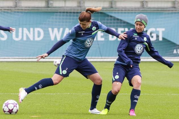 Fußball, UWCL, Abschlusstraining VfL Wolfsburg; v.l. Luisa Wensing (Wolfsburg, 2) und Anna Blässe (Wolfsburg, 9) Zweikampf, Duell, duell, tackle, Tackling, Aktion, action. xtgx