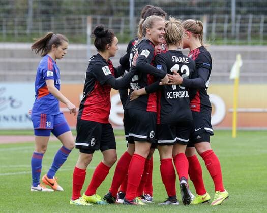 Spielerinnen des SC Freiburg jubeln über das 1:90, Jubel, Torjubel, Torerfolg, celebrate the goal, goal, celebration, Jubel ueber das Tor, optimistisch, Action, Aktion, Fussball, Allianz Frauen-Bundesliga, SC Freiburg - FF USV Jena, xozx