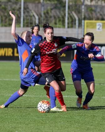 v.li.: Lina Hausicke (Jena, 4), Selina Wagner (Freiburg, 31), Iva Landeka (Jena, 19), Zweikampf, Duell, duel, tackle, Dynamik, Action, Aktion, Fussball, Allianz Frauen-Bundesliga, SC Freiburg - FF USV Jena, xozx