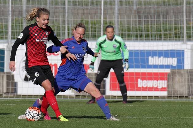 v.li.: Lena Petermann (Freiburg, 22), Annalena Breitenbach (Jena, 5), Zweikampf, Duell, duel, tackle, Dynamik, Action, Aktion, Fussball, Allianz Frauen-Bundesliga, SC Freiburg - FF USV Jena, xozx
