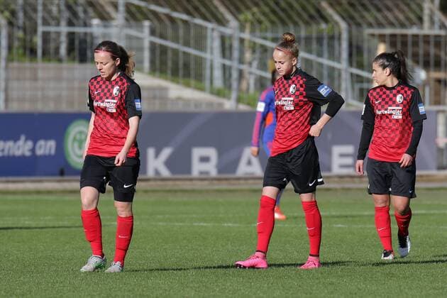 v.li.: Juliane Maier (Freiburg, 8), Giulia Gwinn (Freiburg, 21), Hasret Kayikci (Freiburg, 11), enttäuscht schauend, Enttäuschung, Frustration, disappointed, pessimistisch, Fussball, Allianz Frauen-Bundesliga, SC Freiburg - FF USV Jena, xozx