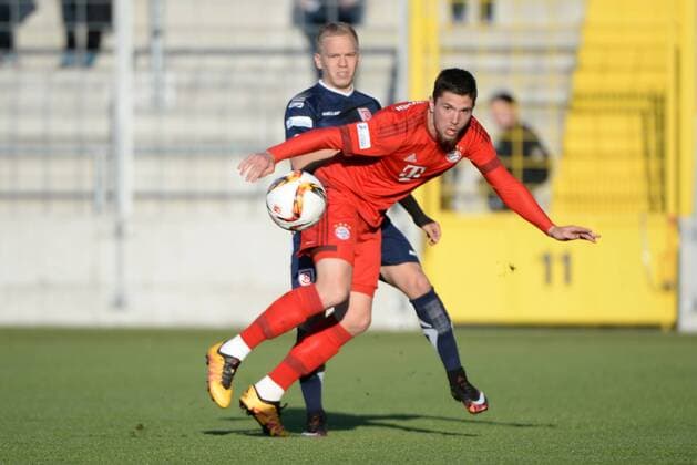v.li.: Alexander Nandzik (SSV Jahn Regensburg, 37) Steeven Ribery (FC Bayern München II, 7) im Zweikampf, Duell, duel, tackle, Dynamik, Action, Aktion , Fussball, Regionalliga Bayern, FC Bayern München II - SSV Jahn Regensburg, xslx