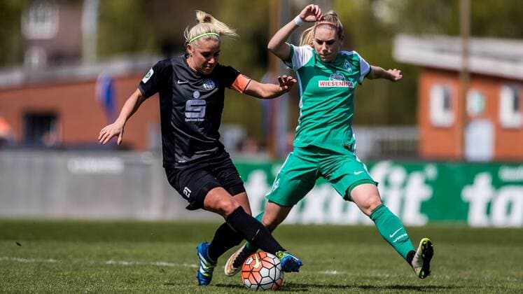 v.li.: Ina Lehmann (SGS Essen, 21) und Meggie Schröder (Schroder, Schroeder, SV Werder Bremen, 27) im Zweikampf, Duell, duel, tackle, Fussball, Allianz Frauen-Bundesliga, SV Werder Bremen - SGS Essen, xdgx