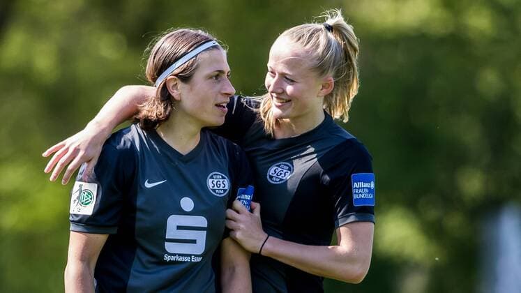 v.li.: Charline Hartmann (SGS Essen, 13) und Lea Schüller (Schuller, Schueller, SGS Essen, 24) beim Torjubel, Goal celebration, celebrate the goal, goal celebration, nach dem 2:0 für die SGS Essen, Fussball, Allianz Frauen-Bundesliga, SV Werder Bremen - SGS Essen, xdgx