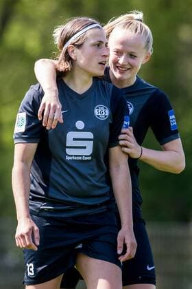 v.li.: Charline Hartmann (SGS Essen, 13) und Lea Schüller (Schuller, Schueller, SGS Essen, 24) beim Torjubel, Goal celebration, celebrate the goal, goal celebration, nach dem 2:0 für die SGS Essen, Fussball, Allianz Frauen-Bundesliga, SV Werder Bremen - SGS Essen, xdgx