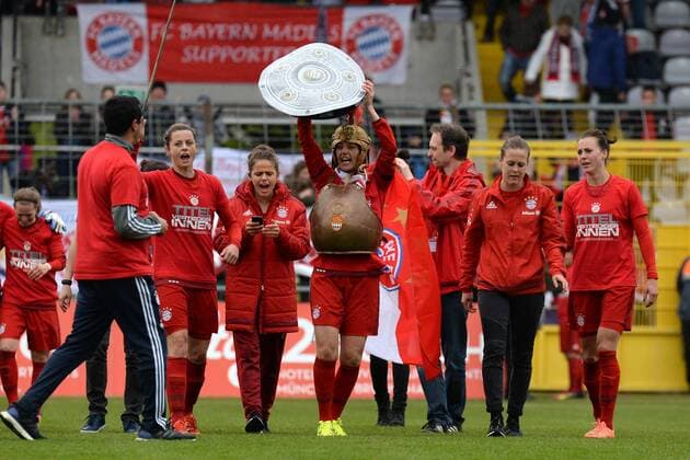 v.li.: Spielerinnen des FC Bayern feiern die Deutsche Meisterschaft, Freude, freundlich, fröhlich, strahlend, optimistisch , Raffaella Manieri (FC Bayern München, FCB, 21) im Römergewand hebt die Meisterschale in die Höhe Fussball, Allianz Frauen-Bundesliga, FC Bayern München - Bayer 04 Leverkusen, xslx