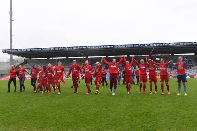 v.li.: Spielerinnen des FC Bayern München feiern den Gewinn der Deutschen Meisterschaft, Jubel, Freude, freundlich, fröhlich, strahlend, optimistisch , Fussball, Allianz Frauen-Bundesliga, FC Bayern München - Bayer 04 Leverkusen, xslx