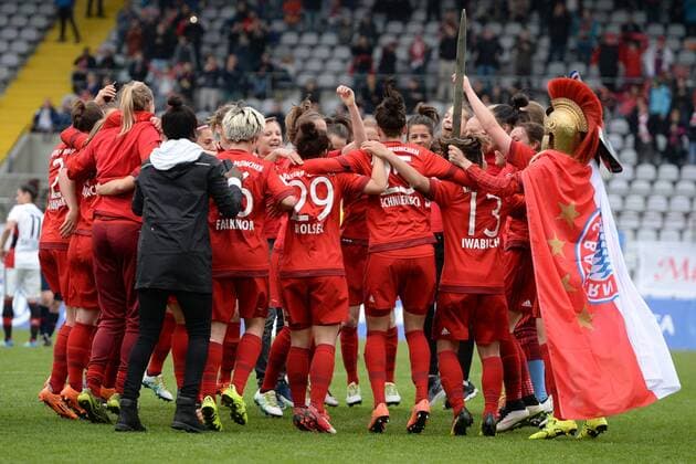 v.li.: Spielerinnen des FC Bayern München feiern den Gewinn der Deutschen Meisterschaft, Freude, freundlich, fröhlich, strahlend, optimistisch, jubeln, Jubel, Fussball, Allianz Frauen-Bundesliga, FC Bayern München - Bayer 04 Leverkusen, xslx