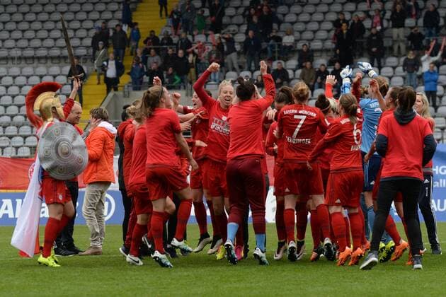 v.li.: Spielerinnen des FC Bayern München feiern den Gewinn der Deutschen Meisterschaft, Freude, freundlich, fröhlich, strahlend, optimistisch, jubeln, Jubel, Fussball, Allianz Frauen-Bundesliga, FC Bayern München - Bayer 04 Leverkusen, xslx