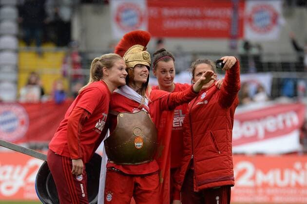 v.li.: Carina Wenninger (FC Bayern München, FCB, 19) Raffaella Manieri (FC Bayern München, FCB, 21) im Römergewand, Viktoria Schnaderbeck (FC Bayern München, FCB, 25) Laura Feiersinger (FC Bayern München, FCB, 27) machen ein Selfie, feiern dend Gewinn der Deutschen Meisterschaft, Freude, freundlich, fröhlich, strahlend, optimistisch, Fussball, Allianz Frauen-Bundesliga, FC Bayern München - Bayer 04 Leverkusen, xslx