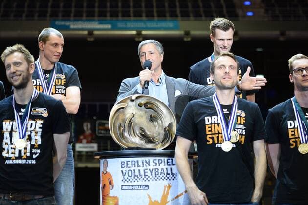 Volleyball, Herren, Saison 2015 16, Bundesliga, Saisonabschlußfeier BR Volleys, Kaweh Niroomand (mi.), Manager und Geschäftsführer der BR Volleys, gibt einen Ausblick auf die kommende Saison, oben links Felix Fischer (No. 6, Berlin Recycling Volleys), oben rechts Robert Kromm (No. 3, Berlin Recycling Volleys), 03.05.16,