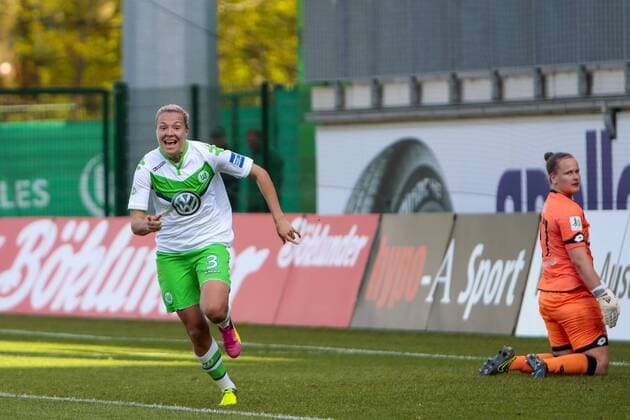 Bilder des Tages - SPORT Fußball, Allianz Frauen Bundesliga, VfL Wolfsburg - TSG 1899 Hoffenheim; Zsanett Jakabfi (Wolfsburg, 3) Jubel, Torjubel, Freude, Emotion, Torerfolg, Aktion, action, goal, goal celebration, celebrates. xtgx