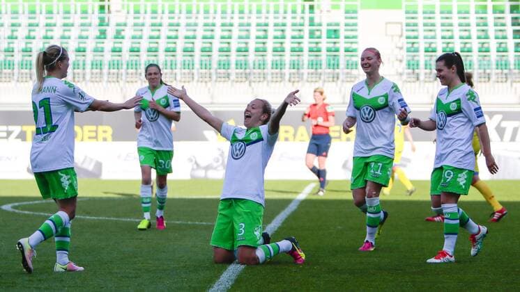 Bilder des Tages - SPORT Fußball, Allianz Frauen Bundesliga, VfL Wolfsburg - TSG 1899 Hoffenheim; v.l. Lara Dickenmann (Wolfsburg, 21), Zsanett Jakabfi (Wolfsburg, 3) Jubel, Torjubel, Freude, Emotion, Torerfolg, Aktion, action, goal, goal celebration, celebrates. xtgx