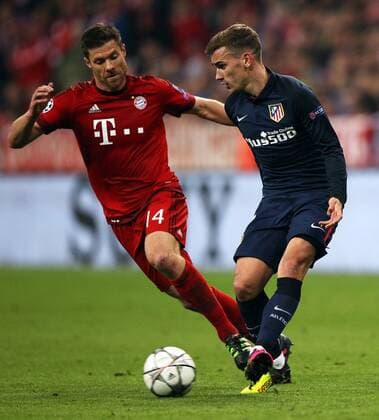 Fussball, Champions League, 2015 2016, Herren, Halbfinale, Rückspiel, 03.05.2016, FC Bayern München - Atletico Madrid 2-1, v.l. Aktion, Zweikampf, Spielszene, action, Xabi Alonso, FC Bayern München, Antoine Griezmann, Atletico Madrid,