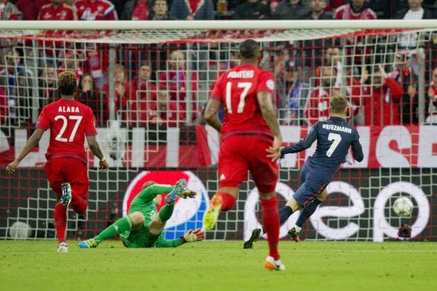 Antonine GRIEZMANN ( 7, CAM) trifft ins Tor zum 1:1, David ALABA ( 27, M) und Jerome BOATENG ( 17, M) laufen hinterher, Torwart Manuel NEUER ( 1, M) am Boden. Fussball, FC Bayern Muenchen (M) - Atletico Madrid (CAM), UEFA Championsleague, Saison 2015 2016, Halbfinale Rueckspiel, am 03.05.2016 in Muenchen A L L I A N Z A R E N A Deutschland. Â