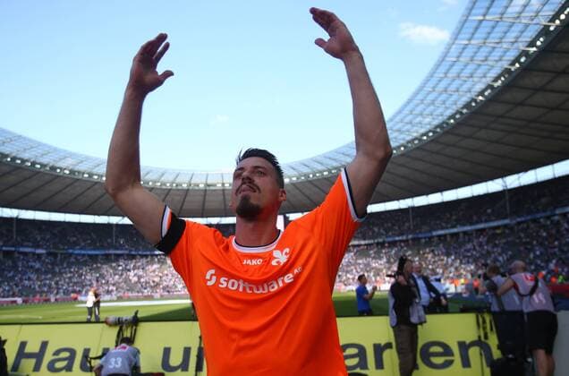 Sandro Wagner (Darmstadt), jubelt nach dem Spiel den Fans Hertha BSC Berlin - SV Darmstadt 98 1. Bundesliga 2015 2016, 1. BL, 1. Bundesliga, Rückrunde, Rueckrunde, DFL, Fußball, Fussball, soccer, Herren, Männer, Maenner, Deutschland, Germany, Ergebnis Berlin, 7.5.2016, Olympiastadion