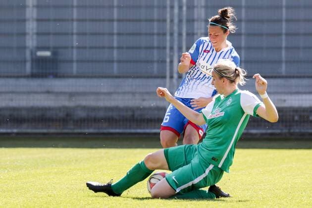 v.li.: Nicole Billa (Hoffenheim, 16), Katharina Schiechtl (Bremen, 9), Zweikampf, Duell, duel, tackle, tackling, Dynamik, Action, Aktion, Fussball, Allianz Frauen-Bundesliga, TSG 1899 Hoffenheim - SV Werder Bremen, xozx