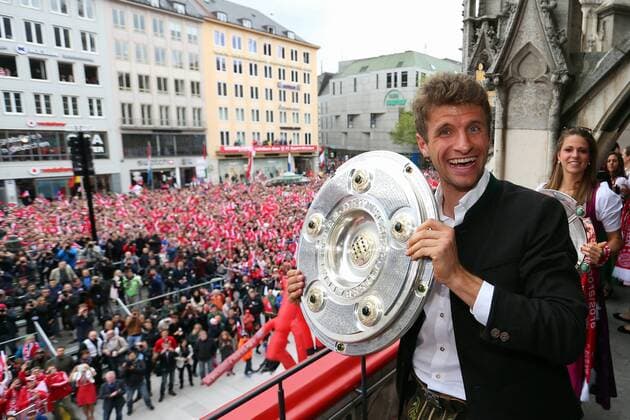 Fussball, 1. BL, 1. Bundesliga, Saison 2015 2016, Herren, Deutschland, 15.05.2016, Trainer Pep Guardiola, FC Bayern München, Deutscher Meister 2016, Meisterfeier am Rathaus Balkon, am Marienplatz, Thomas Müller, FC Bayern München, , mit Meisterschale,