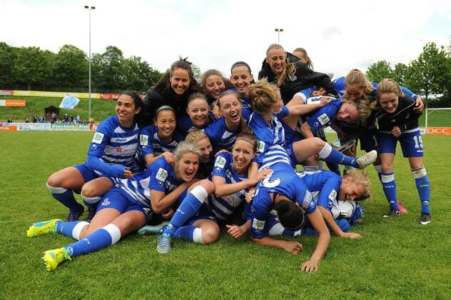 Linda Bresonik, Meike Kaemper, Alice Hellfeier, Sofia Nati Danica Joelle Wu, Stefanie Weichelt, Julia Debitzki, Lara Hess, Rahel Kiwic, Zsofia Racz, Anna-Sophie Fliege, Merav Shamir, Isabel Schenk, Madeline Gier, Lee Sima Falkon, Sandra Betschart, Nicole Munzert, Selina Maria Boveleth, Juelide Mirvan, Kathleen Radtke und Maskottchen Ennatz ( alle MSV Duisburg ) jubeln ausgelassen ueber den Gewinn der Meisterschaft der zweiten Frauenfussball Bundesliga Staffel Nord. 15.05.2016 --- Fussball --- 2. Bundesliga --- MSV Duisburg vs Herforder SV Duisburg Copyright: Thienelx Eibner-Pressefoto EP_ttl