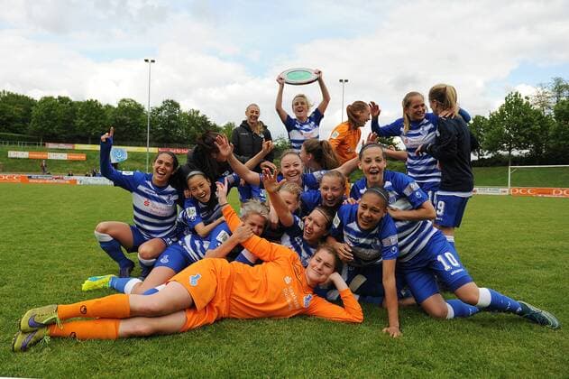 Linda Bresonik, Meike Kaemper, Alice Hellfeier, Sofia Nati Danica Joelle Wu, Stefanie Weichelt, Julia Debitzki, Lara Hess, Rahel Kiwic, Zsofia Racz, Anna-Sophie Fliege, Merav Shamir, Isabel Schenk, Madeline Gier, Lee Sima Falkon, Sandra Betschart, Nicole Munzert, Selina Maria Boveleth, Juelide Mirvan, Kathleen Radtke und Maskottchen Ennatz ( alle MSV Duisburg ) jubeln ausgelassen ueber den Gewinn der Meisterschaft der zweiten Frauenfussball Bundesliga Staffel Nord. 15.05.2016 --- Fussball --- 2. Bundesliga --- MSV Duisburg vs Herforder SV Duisburg Copyright: Thienelx Eibner-Pressefoto EP_ttl