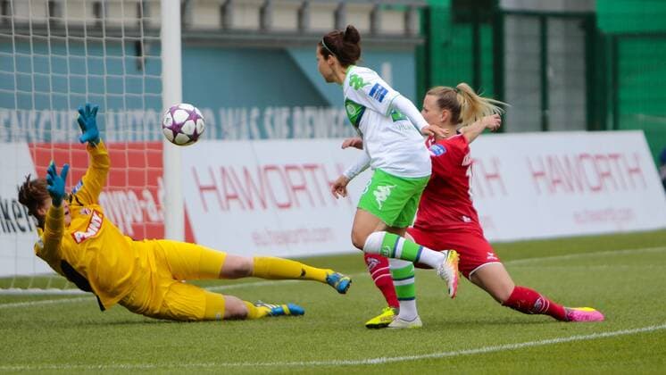 Fußball, Allianz Frauen Bundesliga, VfL Wolfsburg - 1 . FC Köln; Vanessa Bernauer (Wolfsburg, 18) Torschützin zum 1:0 ,scores the goal, Tor, Torschuss, Abschluss, Torabschluss, Torerfolg, Aktion, action. xtgx