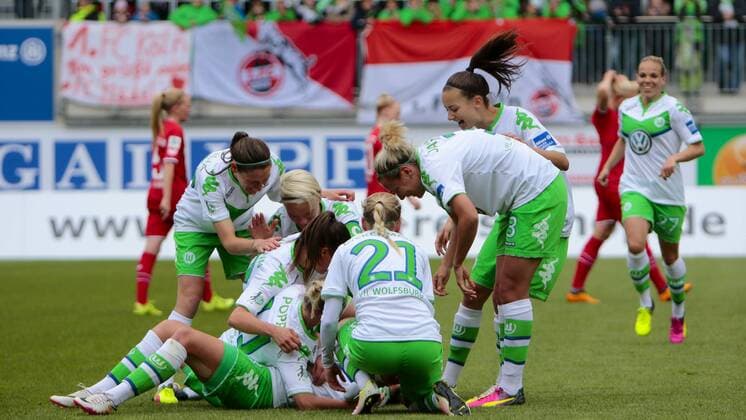 Fußball, Allianz Frauen Bundesliga, VfL Wolfsburg - 1 . FC Köln; Jubel, Torjubel, Freude, Emotion, Torerfolg, Aktion, action, goal, goal celebration, celebrates nach 2-0 durch Vanessa Bernauer (Wolfsburg, 18). xtgx