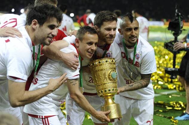 v.re:Arturo VIDAL (Bayern Muenchen),Xabi ALONSO (Bayern Muenchen),RAFINHA (Bayern Muenchen),Javi (Javier) MARTINEZ (Bayern Muenchen) mit Pokal,Cup,Trophaee,Aktion, Jubel,Freude,Begeisterung,Siegerehrung, Fussball DFB Pokal Finale der Maenner 2016, FC Bayern Muenchen-Borussia Dortmund 4-3 i.E. am 21.05.2016,O LY M P I A S T A D I O N B E R L I N .