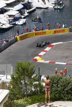 Motorsports: FIA Formula One World Championship WM Weltmeisterschaft 2016, Grand Prix of Monaco, 6 Nico Rosberg (GER, Mercedes AMG Petronas Formula One Team), Port of Monte Carlo, Hafen, Harbor, Schiffe, ships, Yacht, Yachten, Stadt, City, Reise, Reisen, Reisefeature, general view, Pool, Menschen, People, Luxus xHOCHxZWEIx
