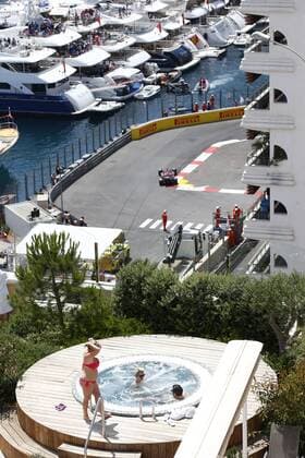 Motorsports: FIA Formula One World Championship WM Weltmeisterschaft 2016, Grand Prix of Monaco, 26 Daniil Kvyat (RUS, Scuderia Toro Rosso), Port of Monte Carlo, Hafen, Harbor, Schiffe, ships, Yacht, Yachten, Stadt, City, Reise, Reisen, Reisefeature, general view, Pool, Menschen, People, Luxus xHOCHxZWEIx