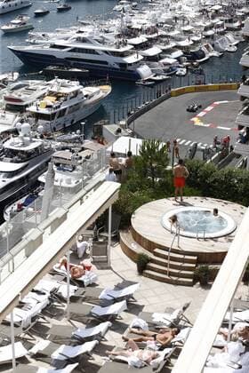 Motorsports: FIA Formula One World Championship WM Weltmeisterschaft 2016, Grand Prix of Monaco, 44 Lewis Hamilton (GBR, Mercedes AMG Petronas Formula One Team), Port of Monte Carlo, Hafen, Harbor, Schiffe, ships, Yacht, Yachten, Stadt, City, Reise, Reisen, Reisefeature, general view, Pool, Menschen, People, Luxus xHOCHxZWEIx