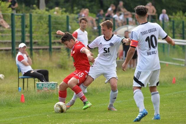 Fussball, Jugend, Saison 2015 16, B-Jugend Bundesliga Nord Nordost (26. Spieltag), 1. FC Union Berlin - Tennis Borussia Berlin, Berk Inaler (Nr. 15, 1. FC Union Berlin), Maurcie Engst (Nr. 14, Tennis Borussia Berlin), Ismat El-Ali (Nr. 10, Tennis Borussia Berlin), 05.06.16,