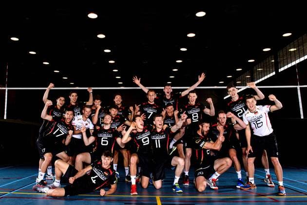 03.06.2015, Sportcentrum Papendal, Papendal Volleyball, Fotoshooting Nationalmannschaft Männer Maenner vorn (v.l.). David Sossenheimer ( 17 GER), Leonhard Tille ( 12 GER), Moritz Karlitzek ( 4 GER), Denys Kaliberda ( 6 GER), Jan Zimmermann ( 9 GER), Lukas Kampa ( 11 GER), Philipp Collin ( 20 GER), Moritz Karlitzek ( 4 GER) hinten (v.l.): Moritz Reichert ( 10 GER), Daniel Malescha ( 19 GER), Tom Strohbach ( 14 GER), Ruben Schott ( 2 GER), Georg Klein ( 18 GER), Dirk Westphal ( 7 GER), Christian Fromm ( 1 GER), Simon Hirsch ( 13 GER), Marcus Böhme Boehme ( 8 GER), Sebastian Kühner Kuehner ( 5 GER), Tobias Krick ( 21 GER), Julian Zenger ( 16 GER)