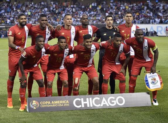 Panama s starting eleven players (Back, L-R) Gabriel Gomez, Roderick Miller, Blas Perez, Adolfo Machado, Jaime Penedo, Valentin Pimentel, (Front, L-R) Armando Cooper, Alberto Quintero, Anibal Godoy, Luis Henriquez and Felipe Baloy pose for a team photo before the 2016 Copa America Centenario Group D match against Argentina at Soldier Field in Chicago on June 10, 2016. Argentina defeated Panama 5-0. CHI2016061035 BRIANxKERSEY