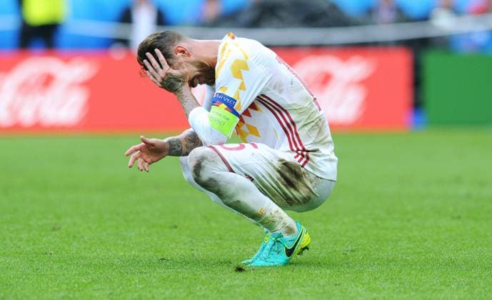 EURO 2016, Italien - Spanien Fussball, Europameisterschaft, Herren, Nationalteam, EURO, EM 2016 Frankreich, Stade de France Saint-Denis, Achtelfinale: Italien (blau) - Spanien (weiss) 2:0; Sergio Ramos (SPA) enttäuscht nach Spielende. Enttäuschung, Frust, Aktion, Einzelbild.