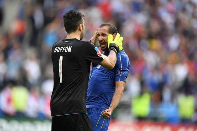 Bilder des Tages - SPORT EURO 2016, Italien - Spanien Giorgio Chiellini (Italien), und Gianluigi Buffon (Torwart Italien), jubeln nach dem Spiel Italien-Spanien Italy-Spain Final Tournament, Round last 16, 1 8 Finale, 1 8 final, UEFA EURO EM Europameisterschaft, Nationalteam Länderspiel, Fussball 2016 France, EM, Europameisterschaft Fussball, Fussball, Fußball, men, Maenner, soccer, result 2:1 Saint-Denis, 27.6.2016